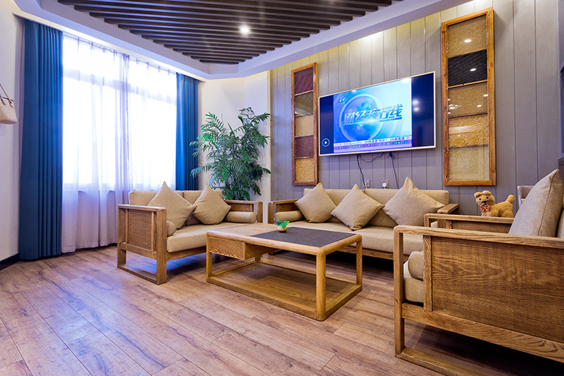 酒店(diàn)客房(fáng)裝修典雅時(shí)尚，擁有(yǒu)經濟标準房(fáng)和(hé)豪華套房(fáng)共100多(duō)套。